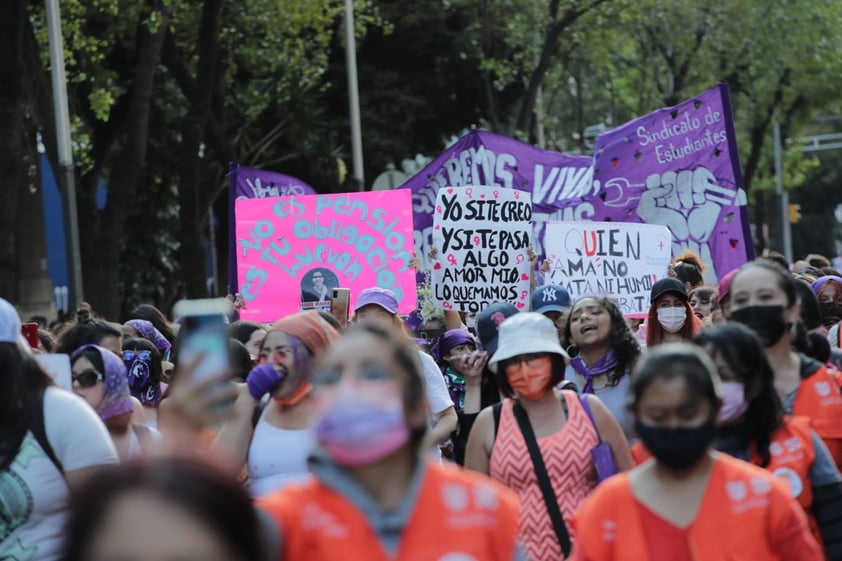 Cientos marchan en México por día contra Violencia de Género