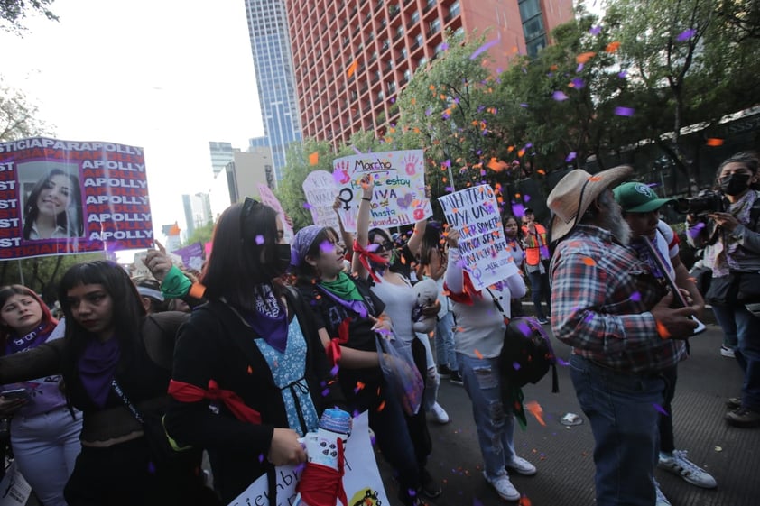 Cientos marchan en México por día contra Violencia de Género