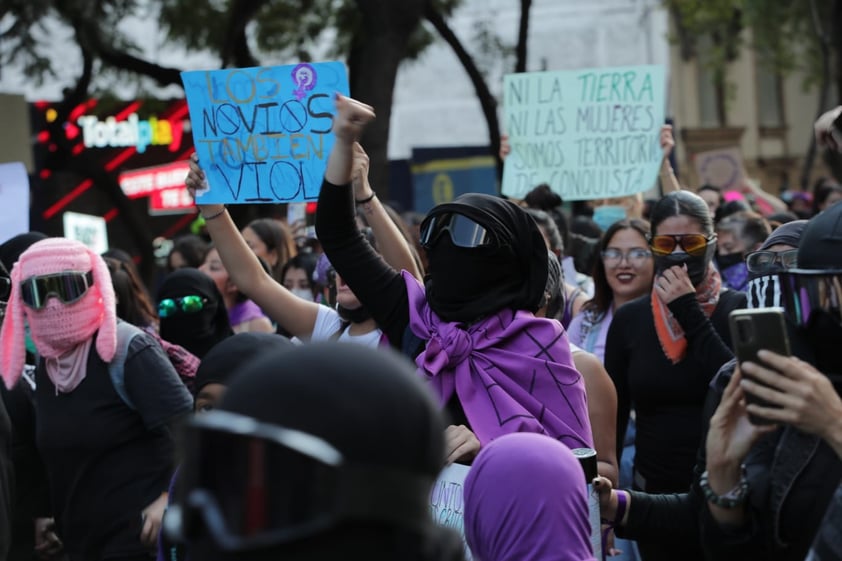 Cientos marchan en México por día contra Violencia de Género