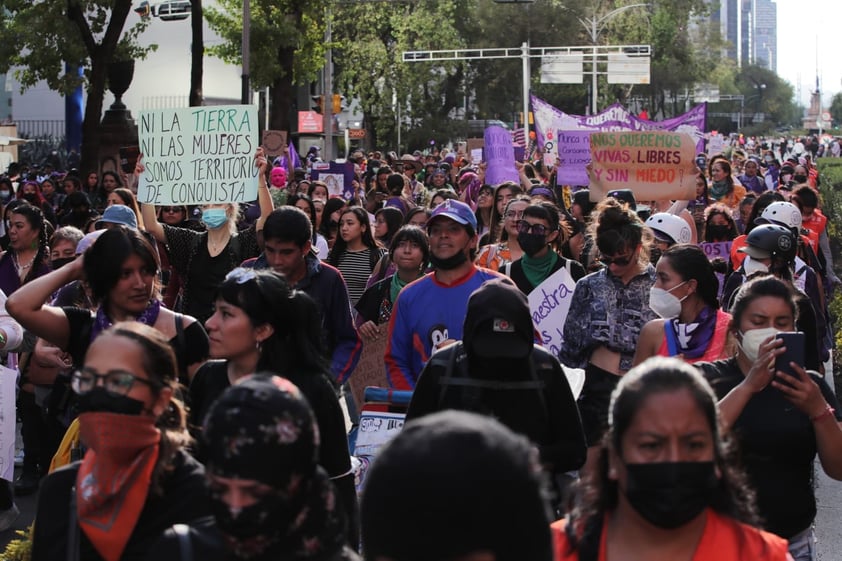 Cientos marchan en México por día contra Violencia de Género