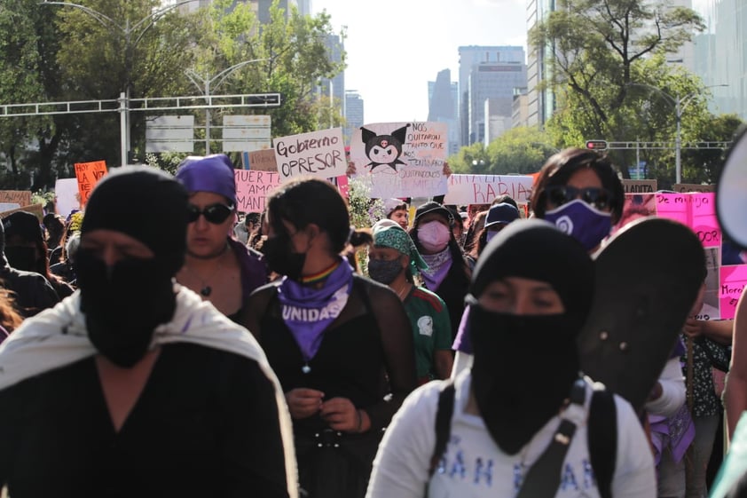 Cientos marchan en México por día contra Violencia de Género