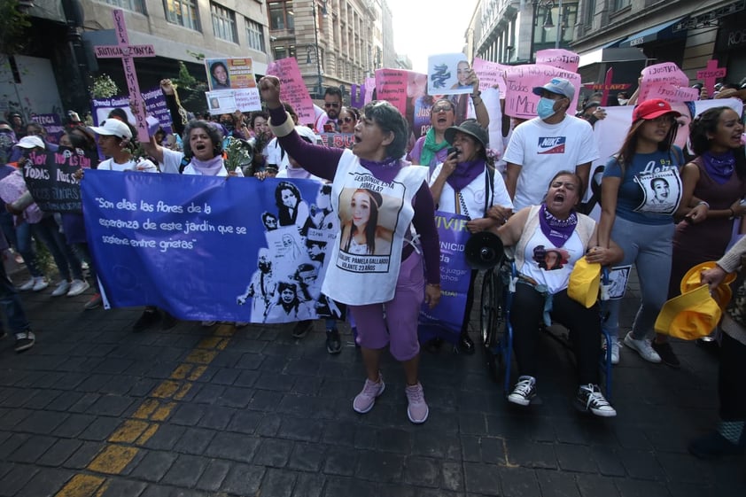 Cientos marchan en México por día contra Violencia de Género