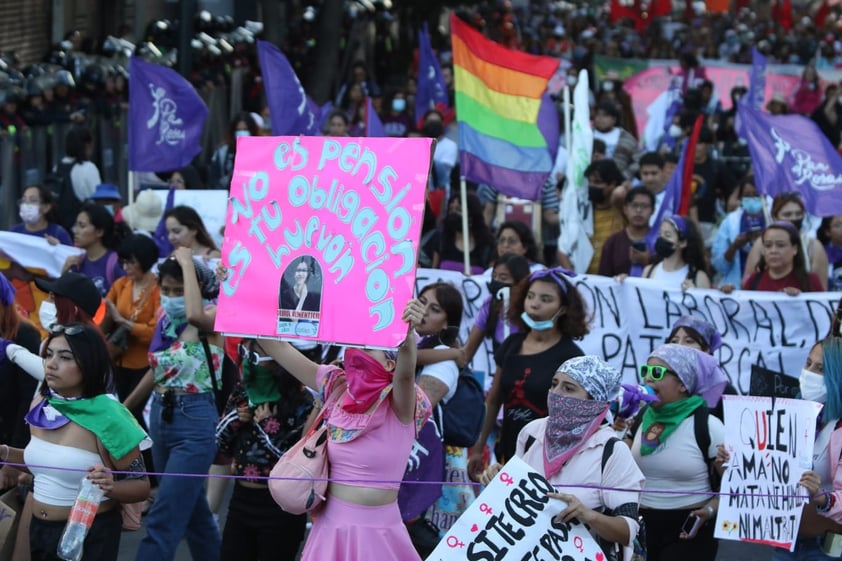 Cientos marchan en México por día contra Violencia de Género