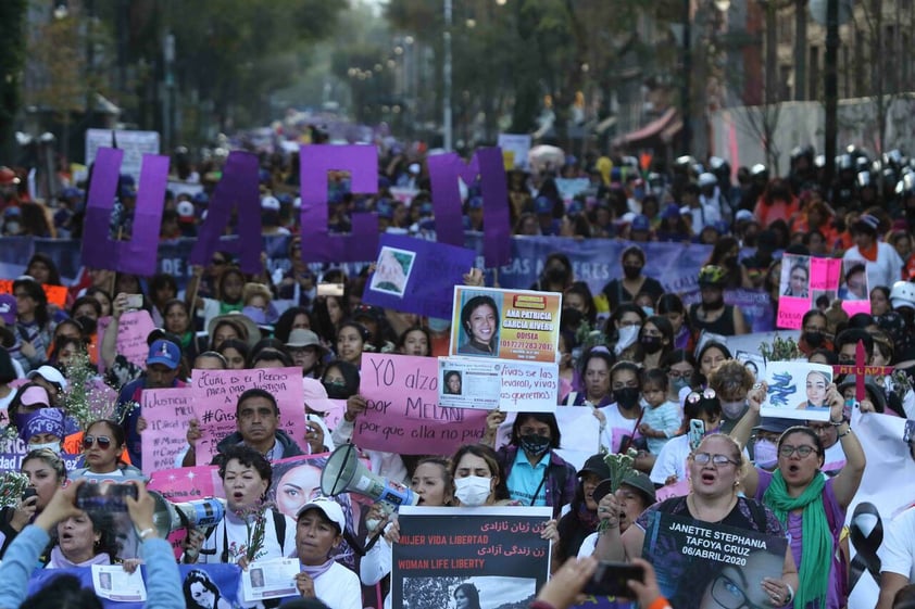 Cientos marchan en México por día contra Violencia de Género