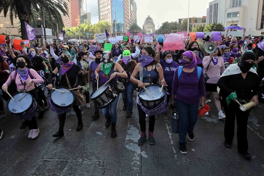 Cientos marchan en México por día contra Violencia de Género