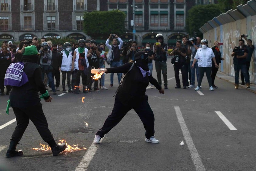 Cientos marchan en México por día contra Violencia de Género