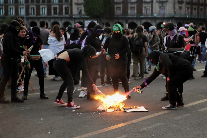 Cientos marchan en México por día contra Violencia de Género