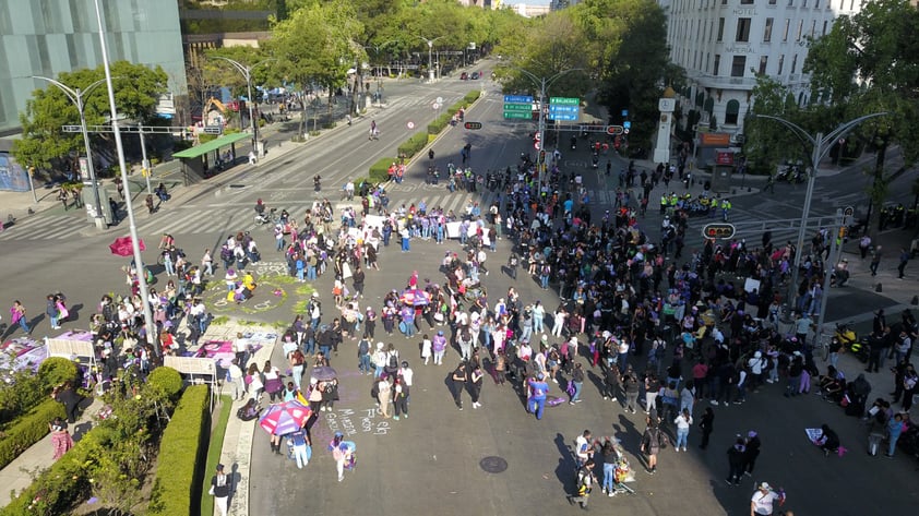 Cientos marchan en México por día contra Violencia de Género