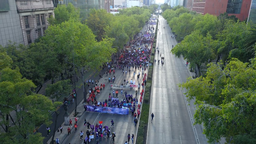 Cientos marchan en México por día contra Violencia de Género