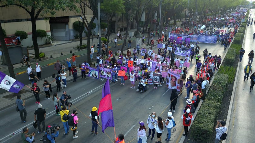 Cientos marchan en México por día contra Violencia de Género