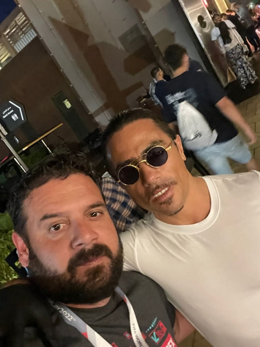 El gomezpalatino Luis Daniel Carmona, en un rato libre no perdió la
oportunidad de visitar el famoso restaurante Nusr-Et del reconocido
cocinero turco Nusret Gökçe mejor conocido como “Salt Bae”.