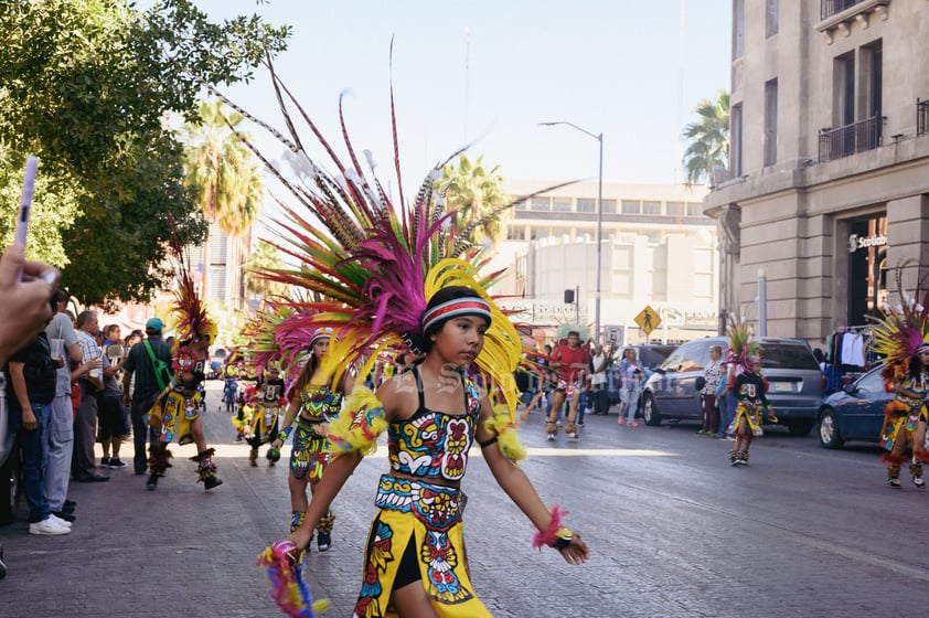 Las danzas se identifican por su estilo, ritmo, vestimenta, colores, y pasos.