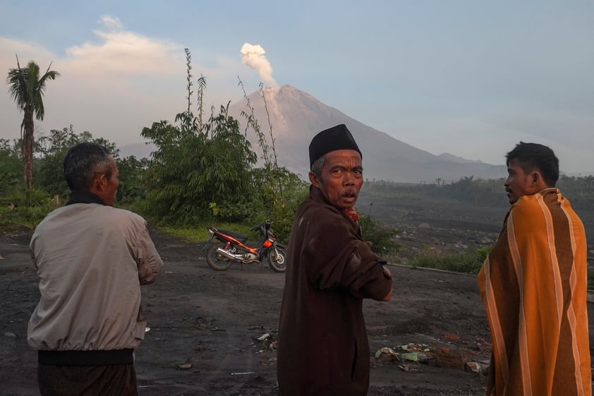 Volcán Semeru hace erupción en Java Oriental y buscan a posibles víctimas