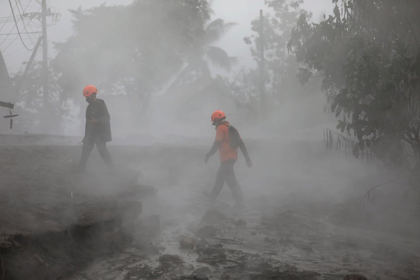 Volcán Semeru hace erupción en Java Oriental y buscan a posibles víctimas