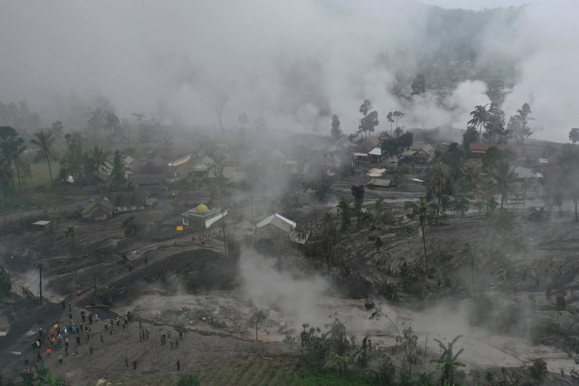 Volcán Semeru hace erupción en Java Oriental y buscan a posibles víctimas