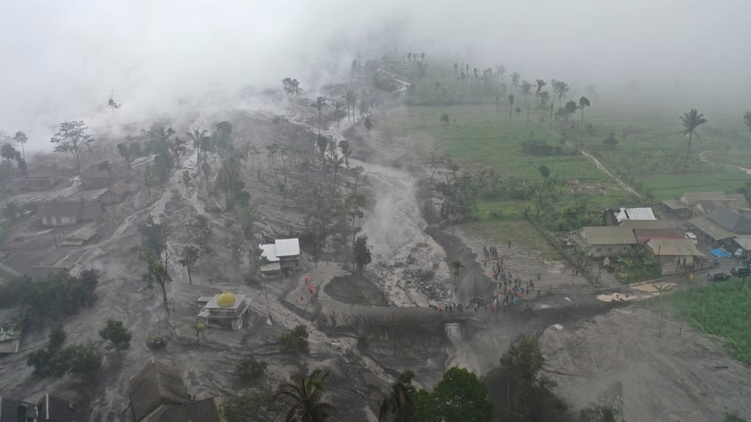 Volcán Semeru hace erupción en Java Oriental y buscan a posibles víctimas