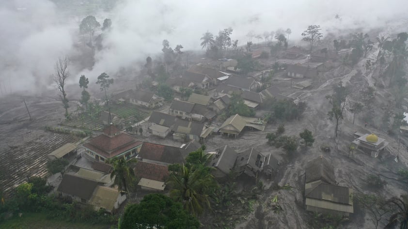 Volcán Semeru hace erupción en Java Oriental y buscan a posibles víctimas