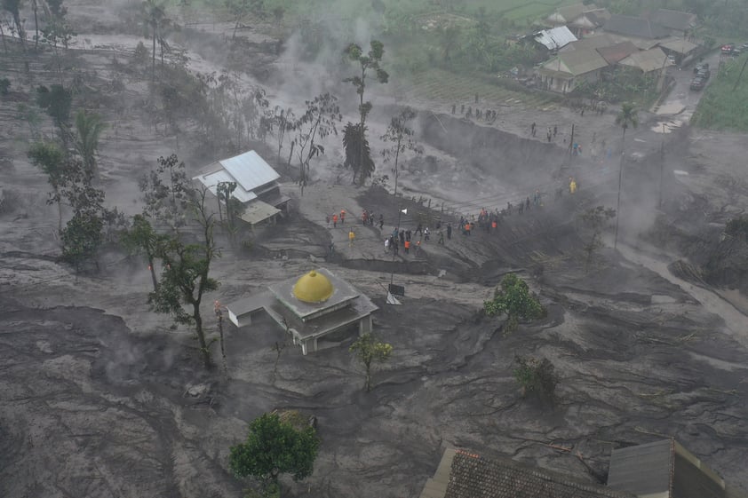 Volcán Semeru hace erupción en Java Oriental y buscan a posibles víctimas