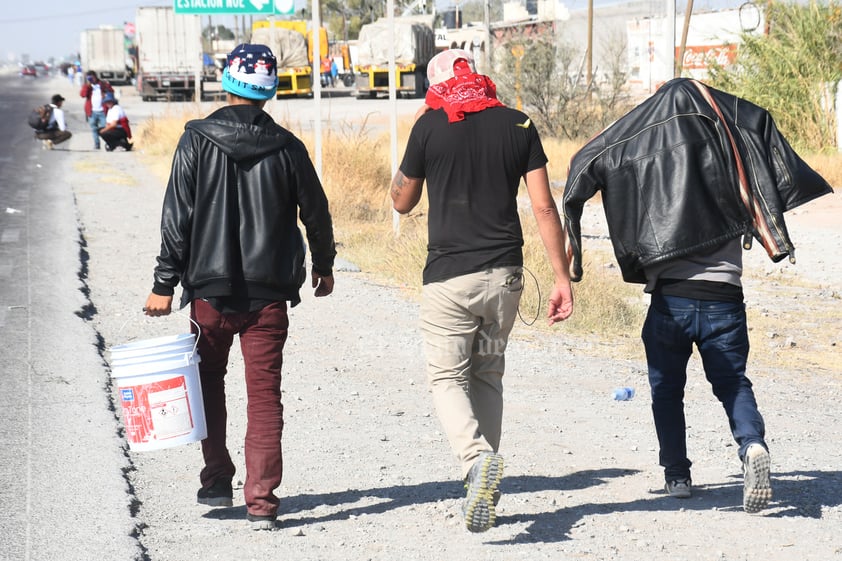 Cientos de migrantes logran escapar tras días de encierro en Gómez Palacio