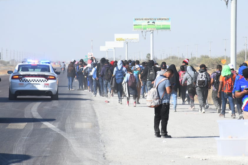 Cientos de migrantes logran escapar tras días de encierro en Gómez Palacio