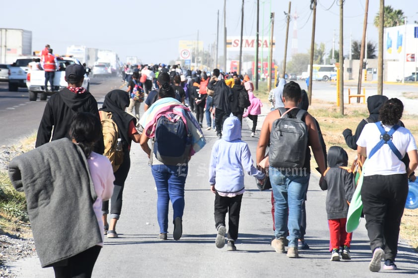 Cientos de migrantes logran escapar tras días de encierro en Gómez Palacio