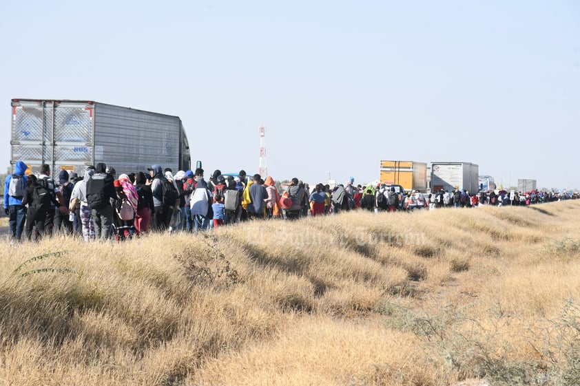 Cientos de migrantes logran escapar tras días de encierro en Gómez Palacio