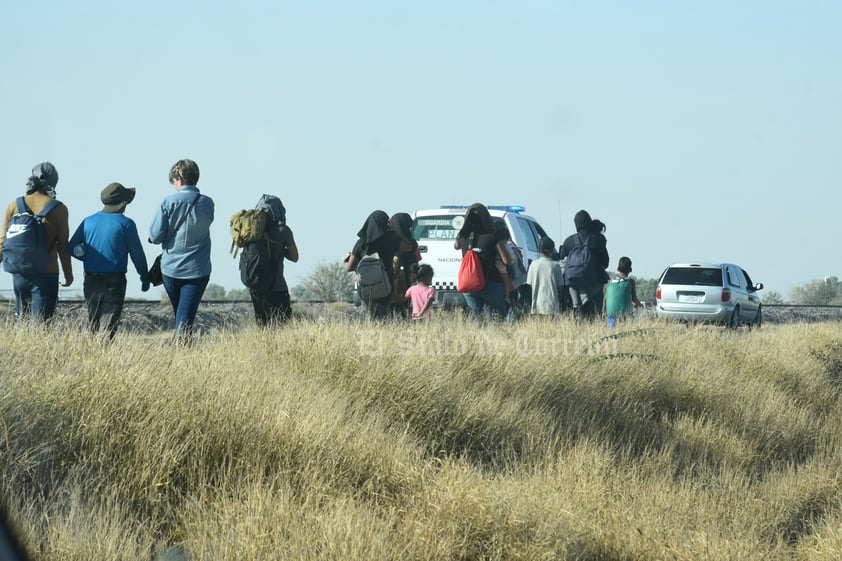 Cientos de migrantes logran escapar tras días de encierro en Gómez Palacio