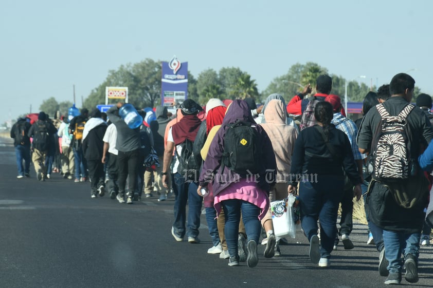 Cientos de migrantes logran escapar tras días de encierro en Gómez Palacio