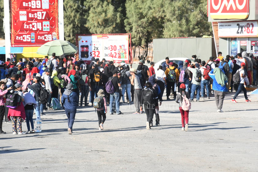 Cientos de migrantes logran escapar tras días de encierro en Gómez Palacio