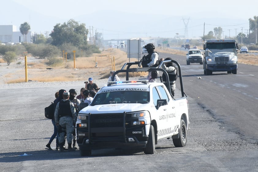 Cientos de migrantes logran escapar tras días de encierro en Gómez Palacio