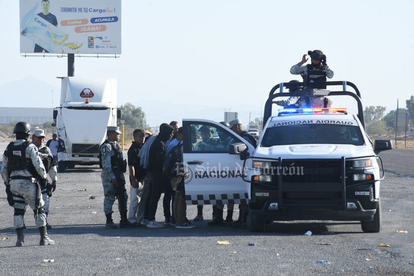 Cientos de migrantes logran escapar tras días de encierro en Gómez Palacio