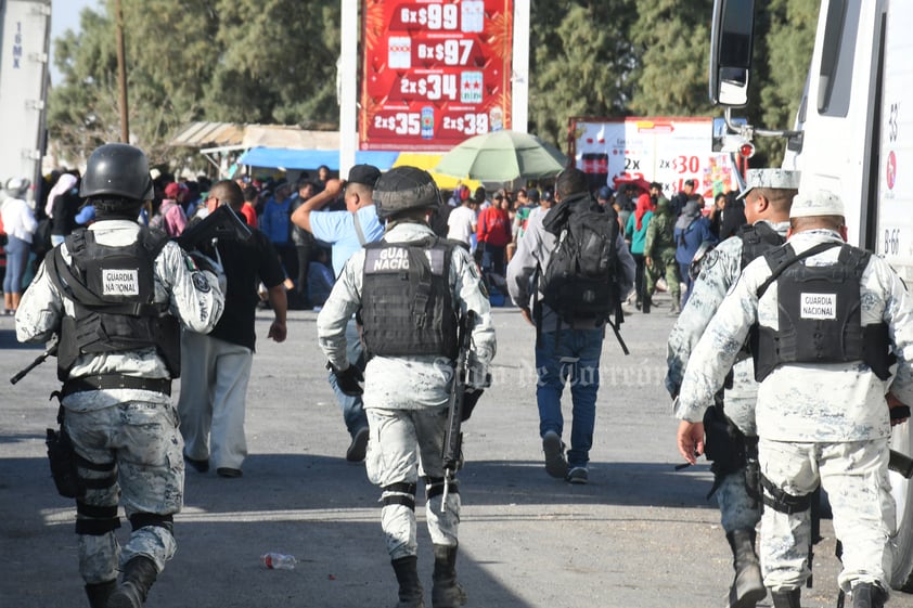 Cientos de migrantes logran escapar tras días de encierro en Gómez Palacio