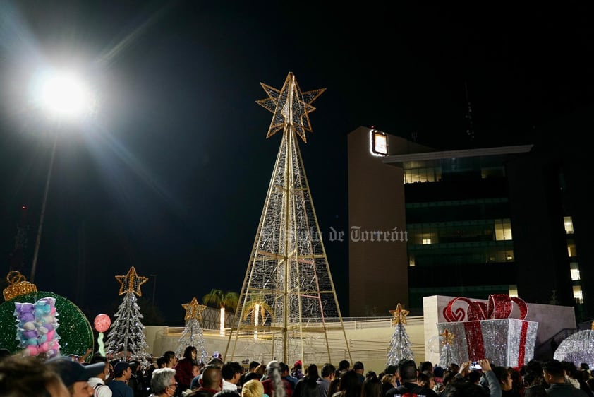 Encendido del pino navideño en Plaza Mayor de Torreón