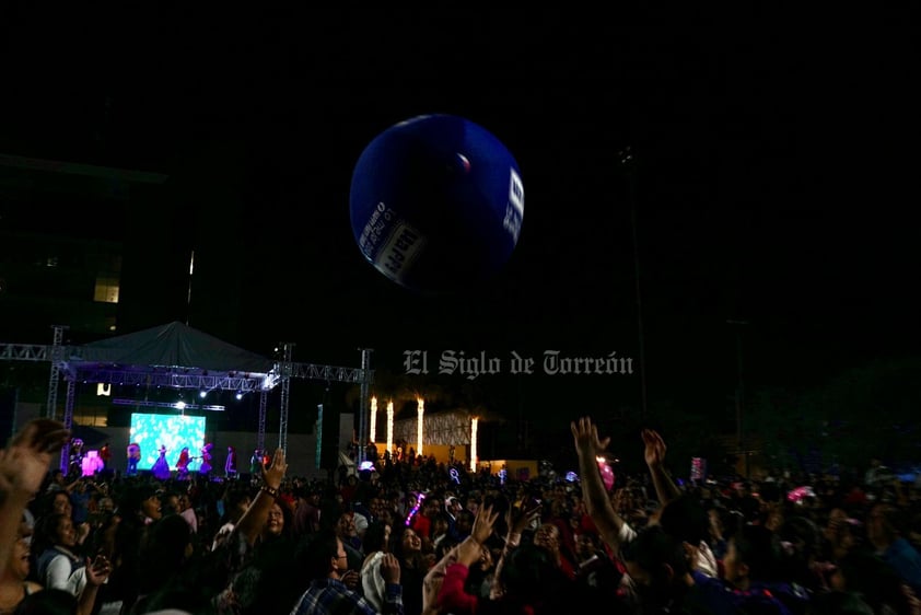 Encendido del pino navideño en Plaza Mayor de Torreón