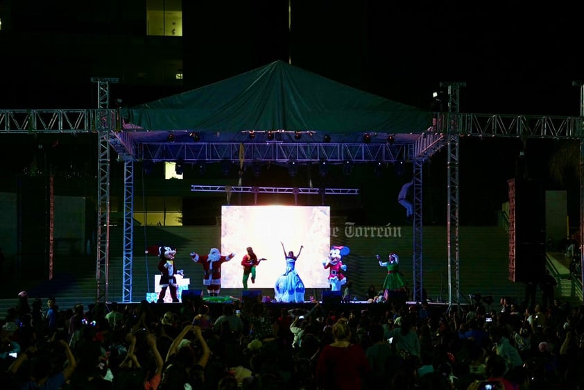 Encendido del pino navideño en Plaza Mayor de Torreón