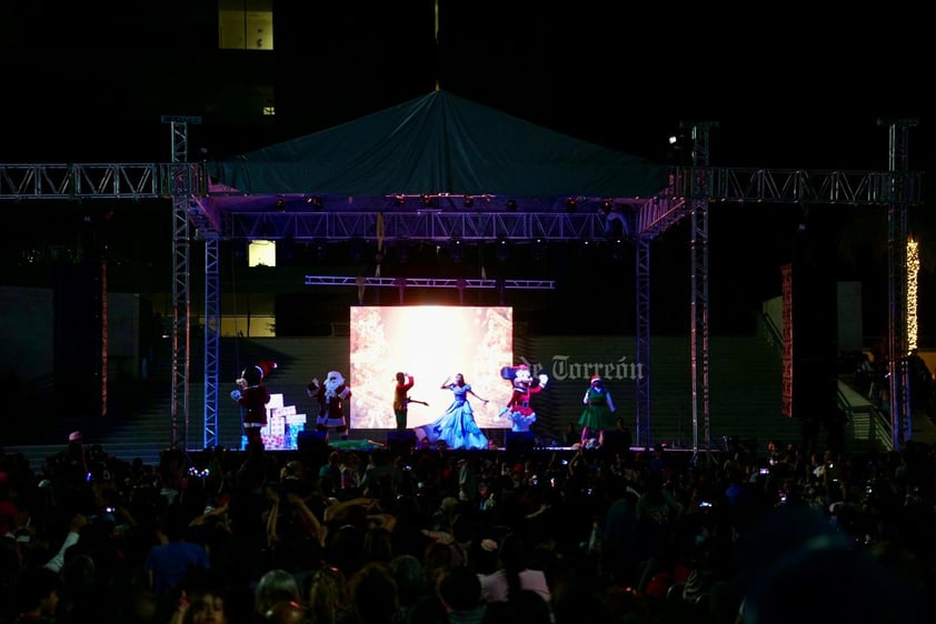 Encendido del pino navideño en Plaza Mayor de Torreón