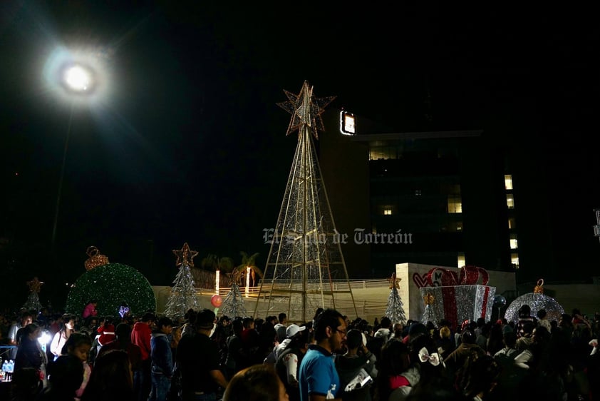 Encendido del pino navideño en Plaza Mayor de Torreón