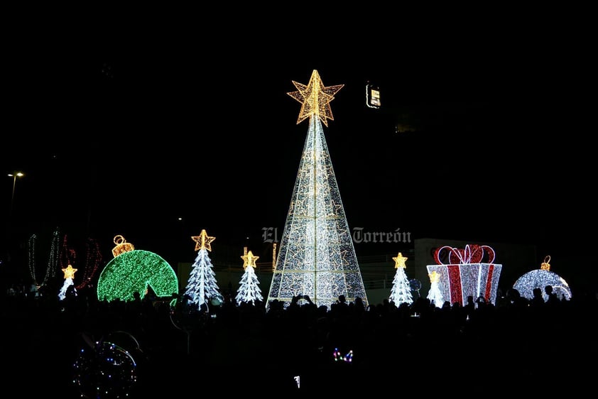 Encendido del pino navideño en Plaza Mayor de Torreón