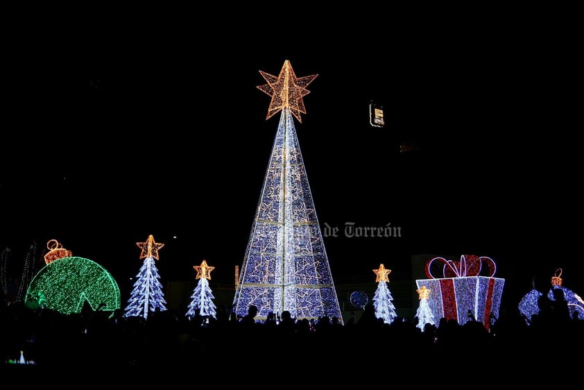 Encendido del pino navideño en Plaza Mayor de Torreón