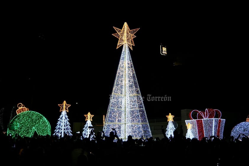 Encendido del pino navideño en Plaza Mayor de Torreón