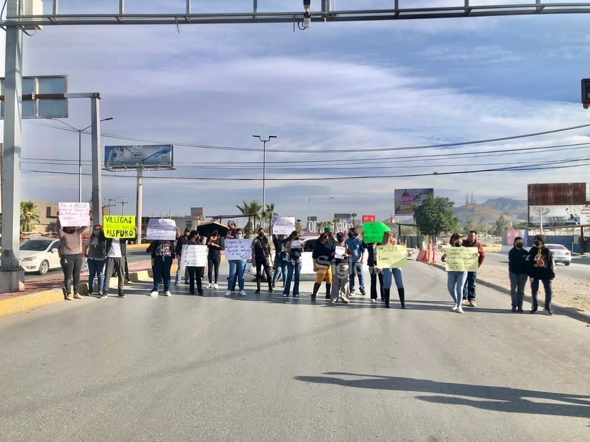 Maestros hacen bloqueo en Gómez Palacio por falta de pago del aguinaldo