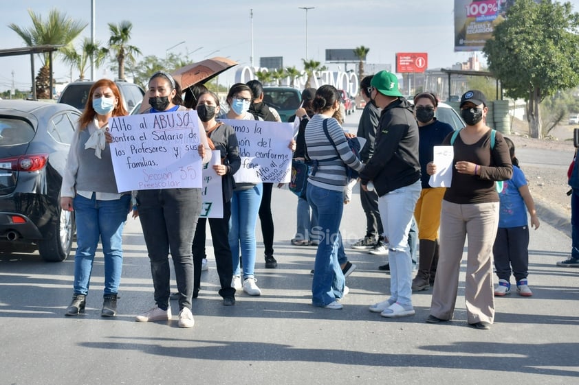 Maestros hacen bloqueo en Gómez Palacio por falta de pago del aguinaldo