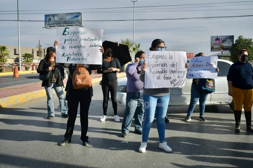 Maestros hacen bloqueo en Gómez Palacio por falta de pago del aguinaldo