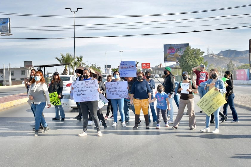 Maestros hacen bloqueo en Gómez Palacio por falta de pago del aguinaldo