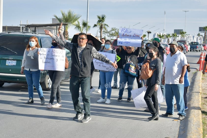 Maestros hacen bloqueo en Gómez Palacio por falta de pago del aguinaldo