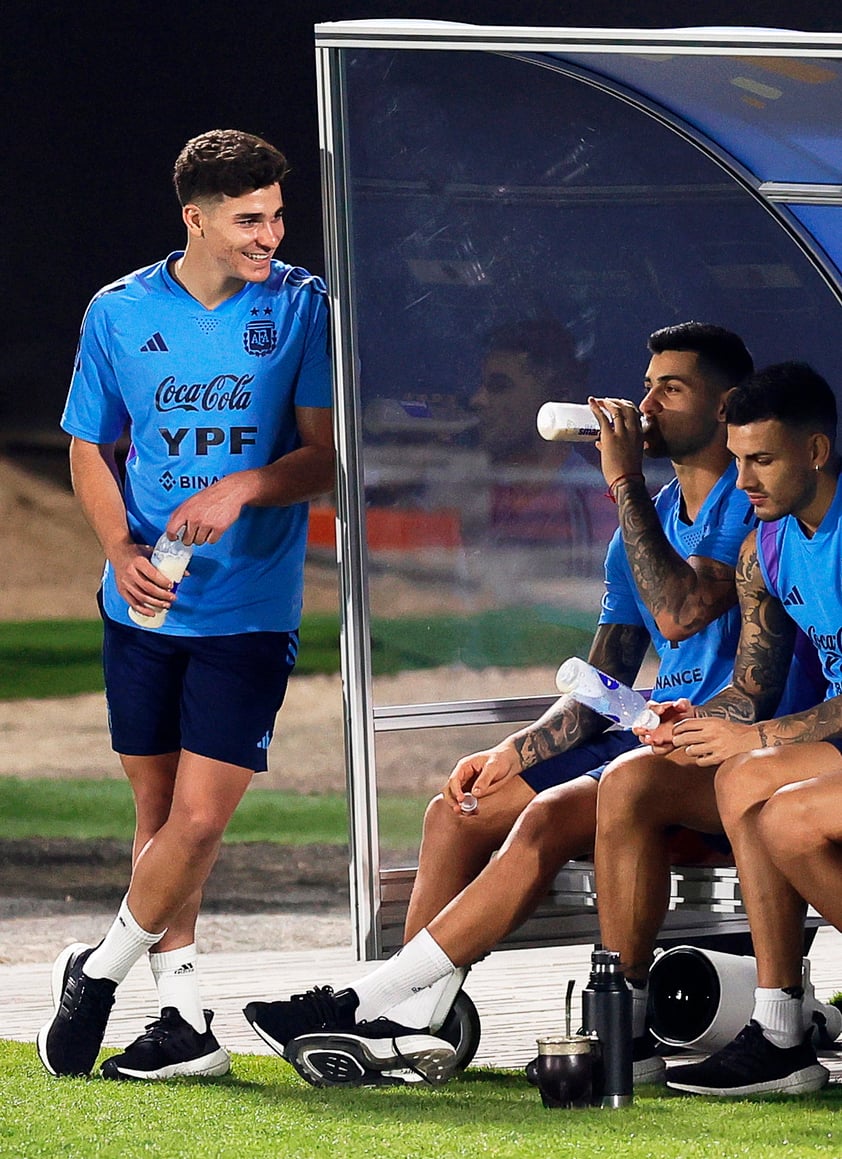 Doha (Qatar), 15/12/2022.- Julian Alvarez (L) of Argentina and teammates rest during their training session in Doha, Qatar, 15 December 2022. Argentina will face France in their FIFA World Cup 2022 final soccer match on 18 December 2022. (Mundial de Fútbol, Francia, Catar) EFE/EPA/RONALD WITTEK