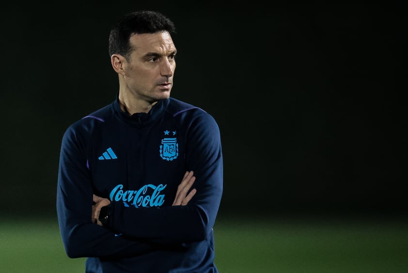 DOHA (CATAR), 15/12/2022.- El entrenador de la selección argentina Lionel Scaloni dirige el entrenamiento del equipo este jueves en Doha, Catar. Argentina se enfrentará a Francia en la final del Mundial de Qatar 2022 el próximo 18 de diciembre. EFE/ Juan Ignacio Roncoroni