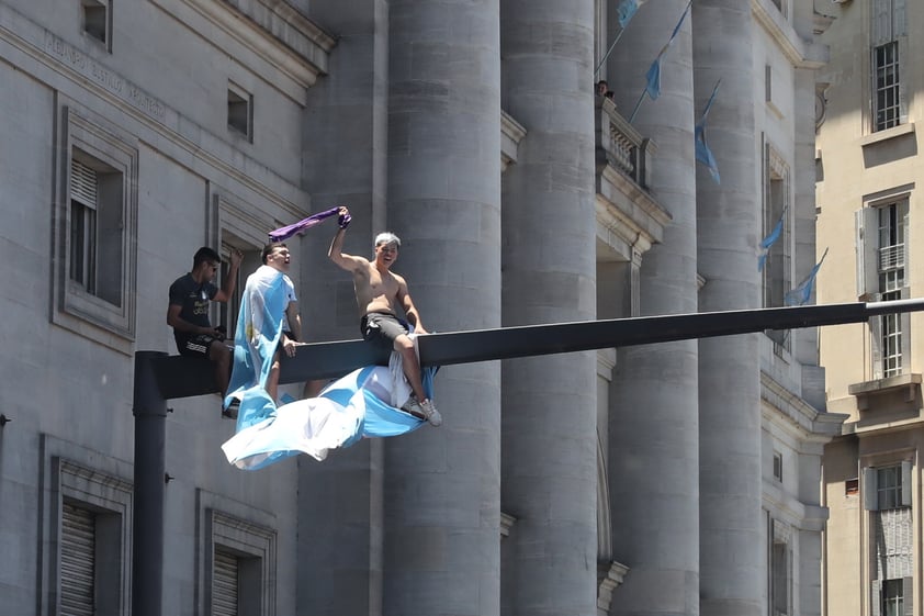 AMDEP9850. EZEIZA (ARGENTINA), 20/12/2022.- Hinchas de Argentina celebran hoy, la victoria de la selección argentina en el Mundial de Qatar 202, en los alrededores del Obelisco en Buenos Aires (Argentina). Argentina se proclamó campeona del mundo tras ganar en la tanda de penaltis (4-2) a Francia, después del empate 3-3 en los 120 minutos de juego. EFE/ Raúl Martínez