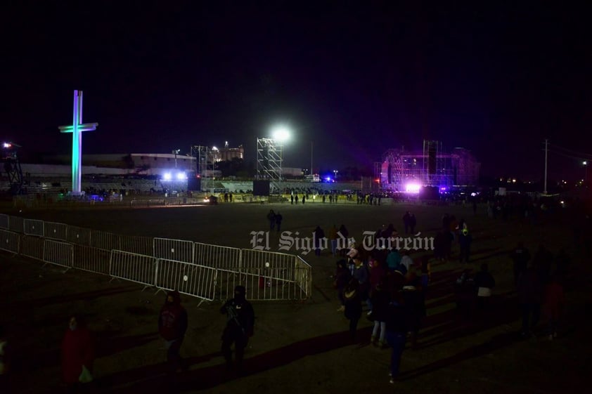 Este viernes 23, previo al concierto del cantante Julión Álvarez se presentó un retraso en el montado de luces e incluso los espectadores comenzaron a retirarse del vado del Río Nazas.