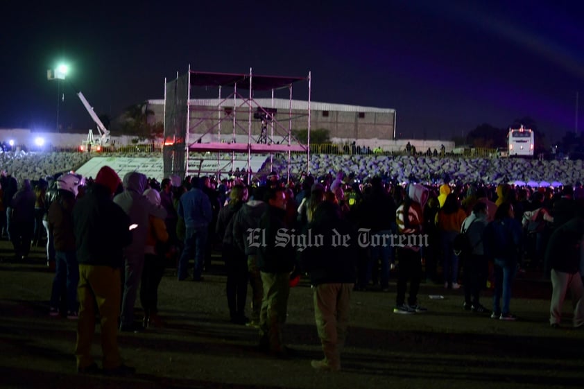 Desorganización marca concierto de Julión Álvarez en vado del Río Nazas